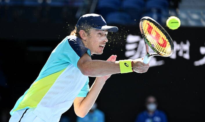 TENNIS AUSTRALIAN OPEN, Alex de Minaur of Australia in action during his 4th round match against Jannik Sinner of Italy on Day 8 of the Australian Open, at Melbourne Park, in Melbourne, Monday, January 24, 2022. ( NO ARCHIVING, EDITORIAL USE ONLY, NO USE IN BOOKS WITHOUT CONSENT MELBOURNE VIC AUSTRALIA  Copyright: xDAVExHUNTx 20220124001616561756