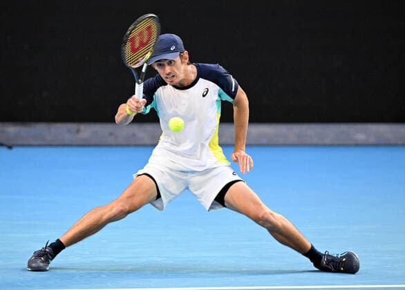 TENNIS AUSTRALIAN OPEN, Alex de Minaur of Australia in action during his 4th round match against Jannik Sinner of Italy on Day 8 of the Australian Open, at Melbourne Park, in Melbourne, Monday, January 24, 2022. ( NO ARCHIVING, EDITORIAL USE ONLY, NO USE IN BOOKS WITHOUT CONSENT MELBOURNE VIC AUSTRALIA  Copyright: xDAVExHUNTx 20220124001616563166