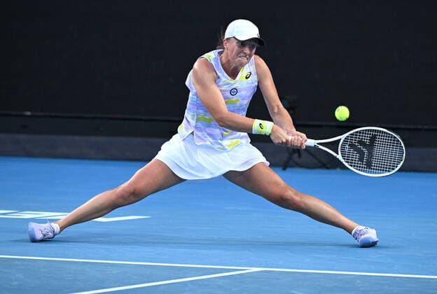 TENNIS AUSTRALIAN OPEN, Iga Swiatek of Poland rin action during her 4th round singles match against Sorana Cirstea of Romania on Day 8 of the Australian Open, at Melbourne Park, in Melbourne, Monday, January 24, 2022.( NO ARCHIVING, EDITORIAL USE ONLY, NO USE IN BOOKS WITHOUT CONSENT MELBOURNE VIC AUSTRALIA  Copyright: xDEANxLEWINSx 20220124001616567145