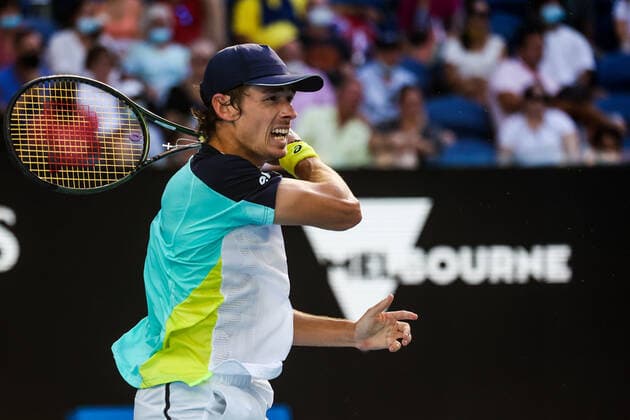 January 24, 2022, Melbourne, Victoria, Australia: MELBOURNE, AUSTRALIA - JANUARY 24: Alex de Minaur of Australia on his way to defeat against Jannik Sinner of Italy on day 8 of the 2022 Australian Open at Melbourne Park on January 24, 2022 in Melbourne, Australia. Melbourne Australia - ZUMAp121 20220124_zsp_p121_127 Copyright: xChrisxPutnamx