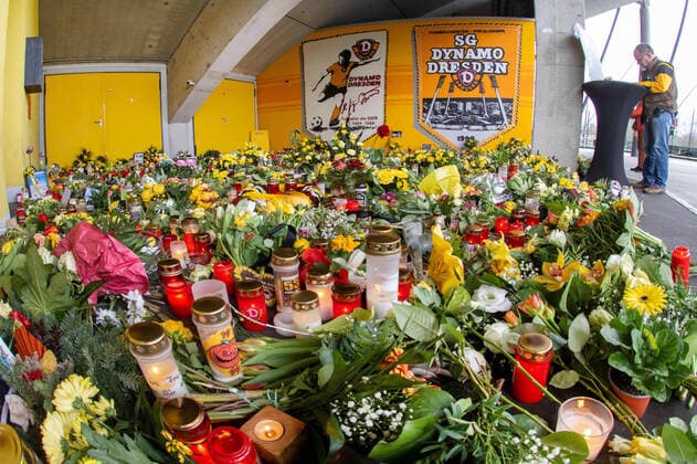 Bilder des Jahres 2022, Sport 01 Januar Sport Themen der Woche KW04 Sport Bilder des Tages GER Sachsen Dresden Dynamo Dresden - Hans- Jürgen Dörner Minigedenkstätte im Dynamostadion Rudolf Harbig Stadion mit einem Blumenmeer Blumen in schwarz gelb und ein Kondolenzbuch für den Ex Nationalspieler der in der vergangenen Woche an Krebs verstarb - Ehrung Gedenken Idol Legende bearbeitet 2401.22 24.01.22 *** GER Sachsen Dresden Dynamo Dresden Hans Jürgen Dörner mini memorial at Dynamostadion Rudolf Harbig Stadium with a sea of flowers flowers in black yellow and a book of condolence for the ex-national player who died of cancer last week tribute commemoration idol legend edited 2401 22 24 01 22