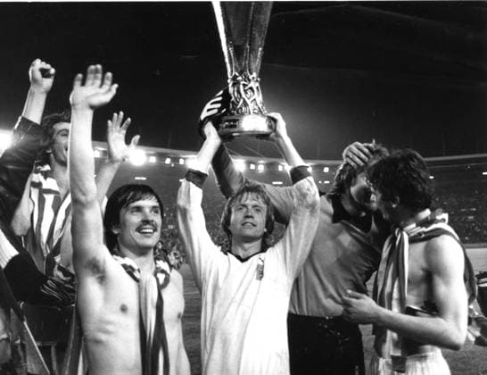 UEFA Cup Borussia Moenchengladbach Red Star Belgrade 23 05 1979 f l Rudi Gores, Winfried Schaefer, Wolfgang Kneip and Wilfried Hannes with the UEFA Cup HM