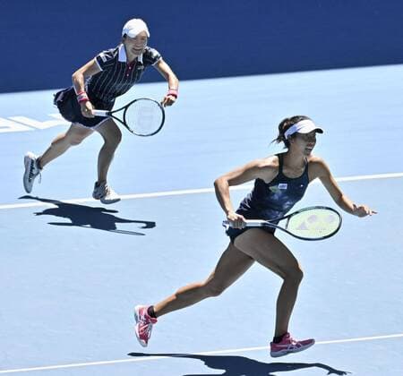 Tennis: Australian Open Japan s Ena Shibahara (front) and Shuko Aoyama play against Croatia s Petra Martic and Shelby Rogers of the United States in the women s doubles quarterfinals at the Australian Open tennis championships in Melbourne on Jan. 25, 2022.  A14AA0001200669P