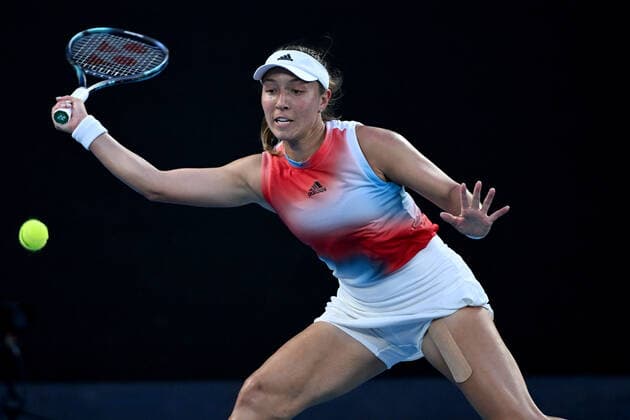 TENNIS AUSTRALIAN OPEN, Jessica Pegula of the USA plays a shot during her Women?s singles quarterfinal match against Ashleigh Barty of Australia on Day 9 of the Australian Open, at Melbourne Park, in Melbourne, Tuesday, January 25, 2022. ( NO ARCHIVING, EDITORIAL USE ONLY, NO USE IN BOOKS WITHOUT CONSENT MELBOURNE VIC AUSTRALIA  Copyright: xDEANxLEWINSx 20220125001616862511