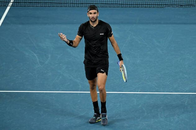 TENNIS AUSTRALIAN OPEN, Matteo Berrettini of Italy gestures to the crowd during his Men?s singles quarterfinal match against Gael Monfils of France on Day 9 of the Australian Open, at Melbourne Park, in Melbourne, Tuesday, January 25, 2022. ( NO ARCHIVING, EDITORIAL USE ONLY, NO USE IN BOOKS WITHOUT CONSENT MELBOURNE VIC AUSTRALIA  Copyright: xDEANxLEWINSx 20220125001616881125