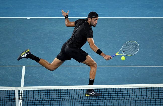 TENNIS AUSTRALIAN OPEN, Matteo Berrettini of Italy returns during his Men?s singles quarterfinal match against Gael Monfils of France on Day 9 of the Australian Open, at Melbourne Park, in Melbourne, Tuesday, January 25, 2022. ( NO ARCHIVING, EDITORIAL USE ONLY, NO USE IN BOOKS WITHOUT CONSENT MELBOURNE VIC AUSTRALIA  Copyright: xDEANxLEWINSx 20220125001616883107