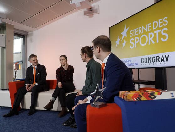 24.01.2022 Sachsen Anhalt Sachsen-Anhalt Foto: Halle Saale Bundespräsident Frank-Walter Steinmeier hat in Berlin die Sterne des Sports für das Jahr 2021 verliehen. Nominiert für den Goldenen Stern waren 17 Landessieger. Das Projekt Congrav new e.V. aus Halle wurde mit dem Großen Stern des Sports in Gold geehrt. live Übertragung in die Volksbankfiliae Külzstraße copyright Steffen Schellhorn, Der Fotograf übernimmt keine Haftung bei eventueller Verletzung von Rechten Dritter, Persönlichkeitsrechte sind zu wahren. Es gelten die Geschäftsbedingungen des Fotografen. Inhaltsverändernde Manipulation des Fotos nur nach ausdrücklicher Genehmigung des Fotografen. Verwendung nur mit Copyrightvermerk.
