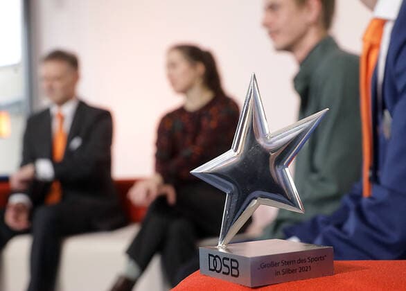 24.01.2022 Sachsen Anhalt Sachsen-Anhalt Foto: Halle Saale Bundespräsident Frank-Walter Steinmeier hat in Berlin die Sterne des Sports für das Jahr 2021 verliehen. Nominiert für den Goldenen Stern waren 17 Landessieger. Das Projekt Congrav new e.V. aus Halle wurde mit dem Großen Stern des Sports in Gold geehrt. live Übertragung in die Volksbankfiliae Külzstraße copyright Steffen Schellhorn, Der Fotograf übernimmt keine Haftung bei eventueller Verletzung von Rechten Dritter, Persönlichkeitsrechte sind zu wahren. Es gelten die Geschäftsbedingungen des Fotografen. Inhaltsverändernde Manipulation des Fotos nur nach ausdrücklicher Genehmigung des Fotografen. Verwendung nur mit Copyrightvermerk.