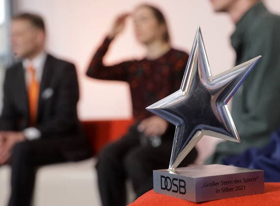 24.01.2022 Sachsen Anhalt Sachsen-Anhalt Foto: Halle Saale Bundespräsident Frank-Walter Steinmeier hat in Berlin die Sterne des Sports für das Jahr 2021 verliehen. Nominiert für den Goldenen Stern waren 17 Landessieger. Das Projekt Congrav new e.V. aus Halle wurde mit dem Großen Stern des Sports in Gold geehrt. live Übertragung in die Volksbankfiliae Külzstraße copyright Steffen Schellhorn, Der Fotograf übernimmt keine Haftung bei eventueller Verletzung von Rechten Dritter, Persönlichkeitsrechte sind zu wahren. Es gelten die Geschäftsbedingungen des Fotografen. Inhaltsverändernde Manipulation des Fotos nur nach ausdrücklicher Genehmigung des Fotografen. Verwendung nur mit Copyrightvermerk.