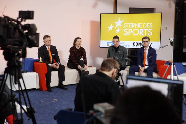 24.01.2022 Sachsen Anhalt Sachsen-Anhalt Foto: Halle Saale Bundespräsident Frank-Walter Steinmeier hat in Berlin die Sterne des Sports für das Jahr 2021 verliehen. Nominiert für den Goldenen Stern waren 17 Landessieger. Das Projekt Congrav new e.V. aus Halle wurde mit dem Großen Stern des Sports in Gold geehrt. live Übertragung in die Volksbankfiliae Külzstraße copyright Steffen Schellhorn, Der Fotograf übernimmt keine Haftung bei eventueller Verletzung von Rechten Dritter, Persönlichkeitsrechte sind zu wahren. Es gelten die Geschäftsbedingungen des Fotografen. Inhaltsverändernde Manipulation des Fotos nur nach ausdrücklicher Genehmigung des Fotografen. Verwendung nur mit Copyrightvermerk.