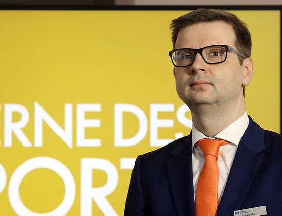 24.01.2022 Sachsen Anhalt Sachsen-Anhalt Foto: Halle Saale Bundespräsident Frank-Walter Steinmeier hat in Berlin die Sterne des Sports für das Jahr 2021 verliehen. Nominiert für den Goldenen Stern waren 17 Landessieger. Das Projekt Congrav new e.V. aus Halle wurde mit dem Großen Stern des Sports in Gold geehrt. live Übertragung in die Volksbankfiliale Külzstraße Volksbank-Vorstand: Sascha Gläßer copyright Steffen Schellhorn, Der Fotograf übernimmt keine Haftung bei eventueller Verletzung von Rechten Dritter, Persönlichkeitsrechte sind zu wahren. Es gelten die Geschäftsbedingungen des Fotografen. Inhaltsverändernde Manipulation des Fotos nur nach ausdrücklicher Genehmigung des Fotografen. Verwendung nur mit Copyrightvermerk.