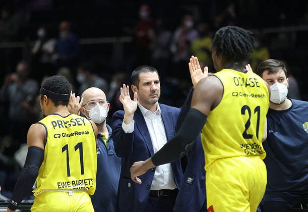 Head coach Alen Abaz EWE Baskets Oldenburg high-fives Phil Pressey EWE Baskets Oldenburg and Tai Odiase EWE Baskets Oldenburg