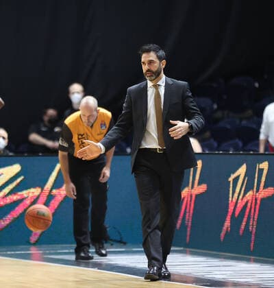 Head coach Jesus Ramirez Basketball Loewen Braunschweig