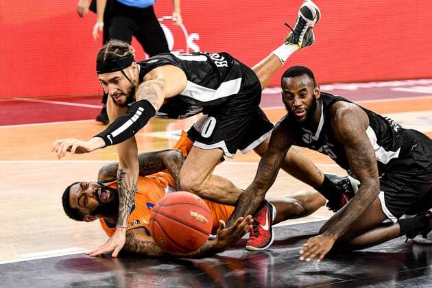 GER, EuroCup, ratiopharm ulm vs Virtus Segafredo Bologna 25 01 2022, ratiopharm arena, Neu Ulm, GER, EuroCup, ratiopharm ulm vs Virtus Segafredo Bologna, in the picture dogged fight for the ball, Sindarius Thornwell Ulm, 7 , Isaia Cordinier Bologna, 00 , JaKarr Sampson Bologna, 25 nordphotoxGmbHx xHafner nph00200