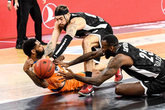 GER, EuroCup, ratiopharm ulm vs Virtus Segafredo Bologna 25 01 2022, ratiopharm arena, Neu Ulm, GER, EuroCup, ratiopharm ulm vs Virtus Segafredo Bologna, in the picture dogged fight for the ball, Sindarius Thornwell Ulm, 7 , Isaia Cordinier Bologna, 00 , JaKarr Sampson Bologna, 25 nordphotoxGmbHx xHafner nph00200