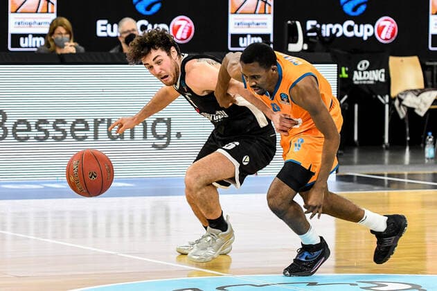GER, EuroCup, ratiopharm ulm vs Virtus Segafredo Bologna 25 01 2022, ratiopharm arena, Neu Ulm, GER, EuroCup, ratiopharm ulm vs Virtus Segafredo Bologna, pictured doggedly fighting for the ball, Alessandro Pajola Bologna, 6 , Semaj Christon Ulm, 0 nordphotoxGmbHx xHafner nph00200