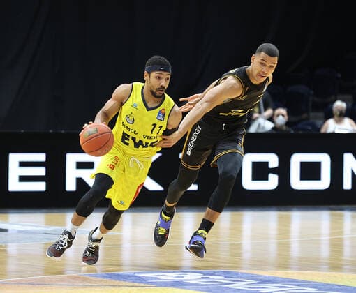 Phil Pressey EWE Baskets Oldenburg , Nicholas Tischler Basketball Loewen Braunschweig