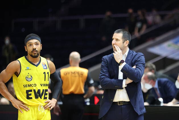 Phil Pressey EWE Baskets Oldenburg , Headcoach Alen Abaz EWE Baskets Oldenburg thoughtful