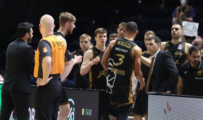 Nicholas Tischler Basketball Loewen Braunschweig must leave the field after technical foul