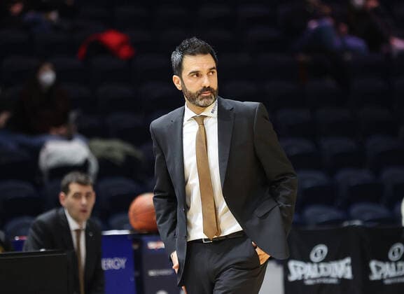 Head coach Jesus Ramirez Basketball Loewen Braunschweig