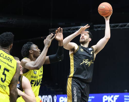 Owen Klassen Basketball Loewen Braunschweig taking a basket shot