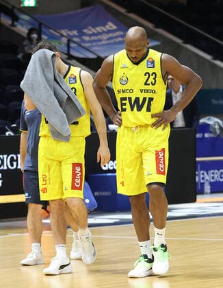Max Heidegger EWE Baskets Oldenburg and Rickey Paulding EWE Baskets Oldenburg are disappointed
