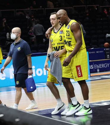 Max Heidegger EWE Baskets Oldenburg and Rickey Paulding EWE Baskets Oldenburg are disappointed