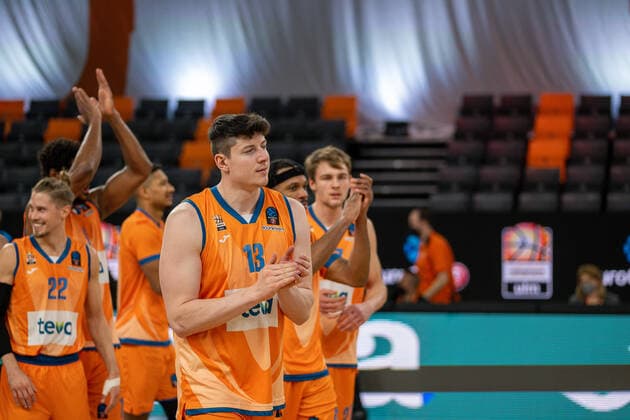 Joy after the victory, Nicolas Bretzel Ratiopharm Ulm 13 , Thomas Klepeisz Ratiopharm Ulm 22 , Christiano Felicio Ratiopharm Ulm 01 , Karim Jallow Ratiopharm Ulm 35 , GER, Ratiopharm Ulm vs Virtus Segafredo Bologna, Basketball, EuroCup, Group B, 7DAYS, Season 2021 2022, 25 01 2022, GER, Ratiopharm Ulm vs Virtus Segafredo Bologna, Basketball, EuroCup, Group B, 7DAYS, Season 2021 2022, 25 01 2022 Ulm Copyright: xEibner-Pressefoto SaschaxWaltherx EP_EER