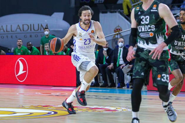 25th January 2022 Wizink Center Madrid, Spain Turkish Airlines Euroleague Basketball Spain, Real Madrid versus Unics Kazan Sergio Llull Madrid brings the ball foward Madrid Madrid Madrid Spain Basketball Copyright: xAlbaxPachecox xAgenciaxLOFx