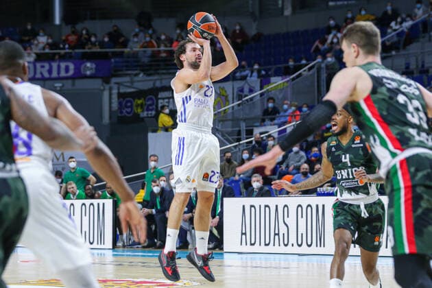 25th January 2022 Wizink Center Madrid, Spain Turkish Airlines Euroleague Basketball Spain, Real Madrid versus Unics Kazan Sergio Llull Madrid for three Madrid Madrid Madrid Spain Basketball Copyright: xAlbaxPachecox xAgenciaxLOFx