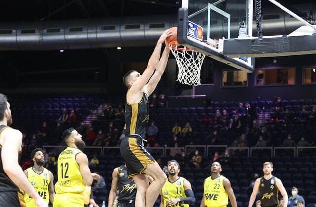Benedikt Turudic Basketball Loewen Braunschweig dunking
