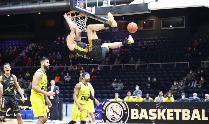 Benedikt Turudic Basketball Loewen Braunschweig dunking