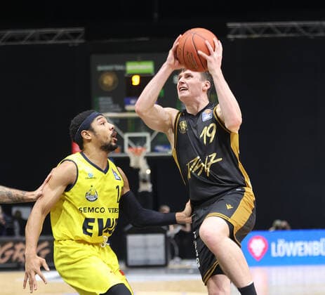 Phil Pressey EWE Baskets Oldenburg , Ondrej Sehnal Basketball Loewen Braunschweig
