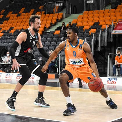 GER, EuroCup, ratiopharm ulm vs Virtus Segafredo Bologna 25 01 2022, ratiopharm arena, Neu Ulm, GER, EuroCup, ratiopharm ulm vs Virtus Segafredo Bologna, pictured Marco Belinelli Bologna, 3 , Semaj Christon Ulm, 0 nordphotoxGmbHx xHafner nph00200