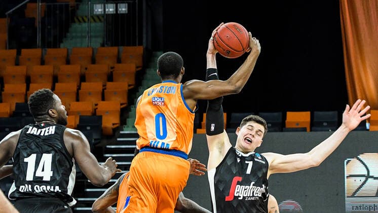 GER, EuroCup, ratiopharm ulm vs Virtus Segafredo Bologna 25 01 2022, ratiopharm arena, Neu Ulm, GER, EuroCup, ratiopharm ulm vs Virtus Segafredo Bologna, in picture Semaj Christon Ulm, 0 prevails in the fight for the ball against Amar Alibegovic Bologna, 7, Mouhammadou Jaiteh Bologna, 14 nordphotoxGmbHx xHafner nph00200
