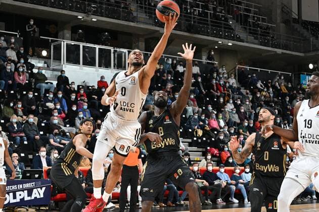 Elie Okobo (asvel) vs Othello Hunter (munich) BASKETBALL : LDLC ASVEL vs Bayern Munich - Euroligue - 25 01 2022 FredericChambert Panoramic 