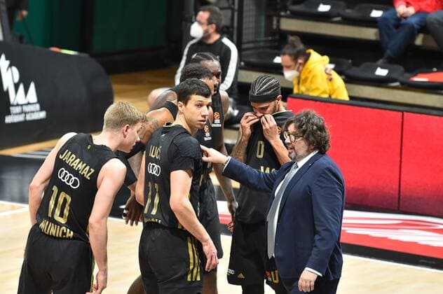 Andrea Trinchieri (entraineur bayern) et ses joueurs BASKETBALL : LDLC ASVEL vs Bayern Munich - Euroligue - 25 01 2022 FredericChambert Panoramic 