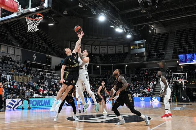 Paul Lacombe (asvel) vs Vladimir Lacic (bayern) BASKETBALL : LDLC ASVEL vs Bayern Munich - Euroligue - 25 01 2022 FredericChambert Panoramic 