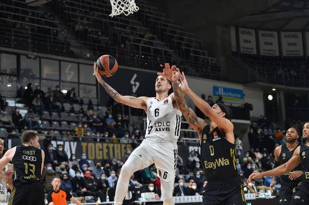 Paul Lacombe(asvel) vs Nick Weiler-Babb (bayern) BASKETBALL : LDLC ASVEL vs Bayern Munich - Euroligue - 25 01 2022 FredericChambert Panoramic 