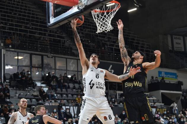 Paul Lacombe(asvel) vs Nick Weiler-Babb (bayern) BASKETBALL : LDLC ASVEL vs Bayern Munich - Euroligue - 25 01 2022 FredericChambert Panoramic 