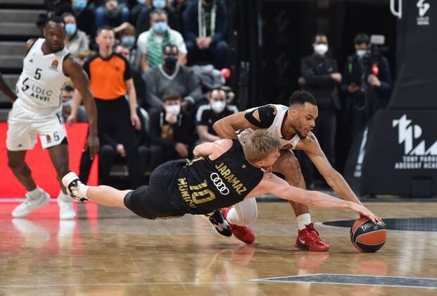 Elie Okobo (asvel) vs Ognjen Jaramaz (bayern) BASKETBALL : LDLC ASVEL vs Bayern Munich - Euroligue - 25 01 2022 FredericChambert Panoramic 