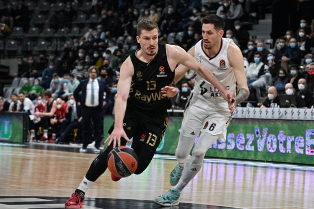 Sport Bilder des Tages Paul Lacombe (asvel) vs Andreas Obst (bayern) BASKETBALL : LDLC ASVEL vs Bayern Munich - Euroligue - 25 01 2022 FredericChambert Panoramic 