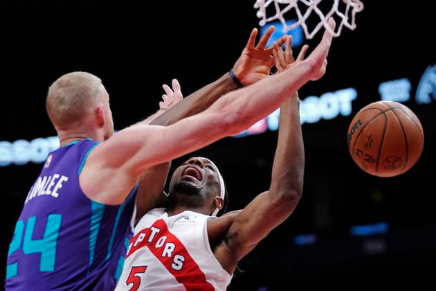 January 25, 2022, Toronto, ON, CANADA: Charlotte Hornets centre Mason Plumlee (24) blocks Toronto Raptors forward Precious Achiuwa (5) during first half NBA, Basketball Herren, USA basketball action in Toronto, Tuesday, Jan. 25, 2022. Canada News - January 25, 2022  - ZUMAc35_ 20220125_zaf_c35_045 Copyright: xFrankxGunnx