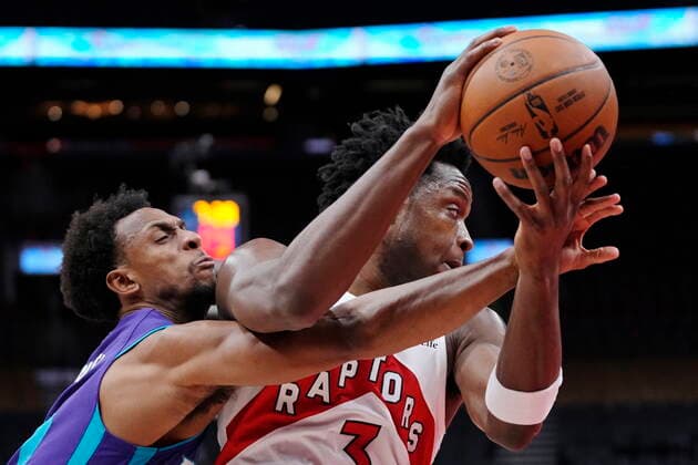 January 25, 2022, Toronto, ON, CANADA: Charlotte Hornets guard Ish Smith (10) fouls Toronto Raptors forward OG Anunoby (3) during first half NBA, Basketball Herren, USA basketball action in Toronto, Tuesday, Jan. 25, 2022. Canada News - January 25, 2022  - ZUMAc35_ 20220125_zaf_c35_057 Copyright: xFrankxGunnx