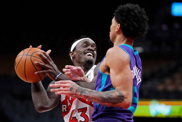 January 25, 2022, Toronto, ON, CANADA: Toronto Raptors forward Pascal Siakam (43) drives at Charlotte Hornets guard James Bouknight (5) during first half NBA, Basketball Herren, USA basketball action in Toronto, Tuesday, Jan. 25, 2022. Canada News - January 25, 2022  - ZUMAc35_ 20220125_zaf_c35_061 Copyright: xFrankxGunnx