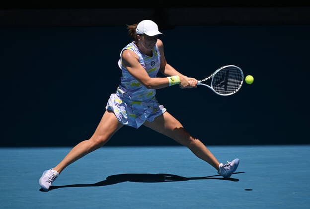 TENNIS AUSTRALIAN OPEN, Iga Swiatekof Poland returns to Kaia Kanepi of Estonia of during their Women?s quarterfinal match on Day 10 of the Australian Open, at Melbourne Park, in Melbourne, Wednesday, January 26, 2022. ( NO ARCHIVING, EDITORIAL USE ONLY, NO USE IN BOOKS WITHOUT CONSENT MELBOURNE VIC AUSTRALIA  Copyright: xDEANxLEWINSx 20220126001617194352