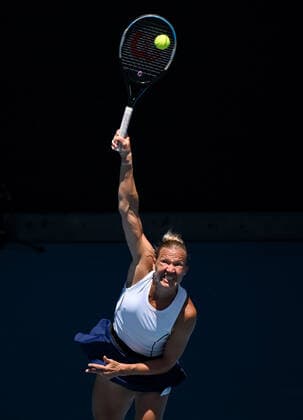 TENNIS AUSTRALIAN OPEN, Kaia Kanepi of Estonia serves to Iga Swiatekof Poland during their Women?s quarterfinal match on Day 10 of the Australian Open, at Melbourne Park, in Melbourne, Wednesday, January 26, 2022. ( NO ARCHIVING, EDITORIAL USE ONLY, NO USE IN BOOKS WITHOUT CONSENT MELBOURNE VIC AUSTRALIA  Copyright: xDEANxLEWINSx 20220126001617195597