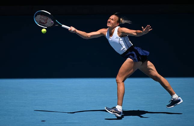 TENNIS AUSTRALIAN OPEN, Kaia Kanepi of Estonia returns to Iga Swiatekof Poland during their Women?s quarterfinal match on Day 10 of the Australian Open, at Melbourne Park, in Melbourne, Wednesday, January 26, 2022. ( NO ARCHIVING, EDITORIAL USE ONLY, NO USE IN BOOKS WITHOUT CONSENT MELBOURNE VIC AUSTRALIA  Copyright: xDEANxLEWINSx 20220126001617196404