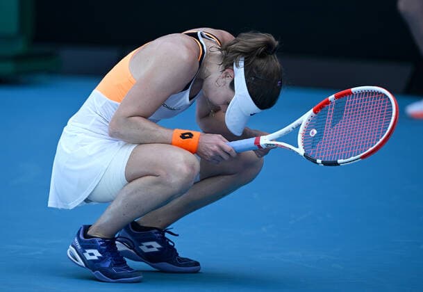 Sport Bilder des Tages TENNIS AUSTRALIAN OPEN, AlizÃ Cornet of France reacts during her women?s singles quarterfinal match against Danielle Collins of the USA on Day 10 of the Australian Open, at Melbourne Park, in Melbourne, Wednesday, January 26, 2022. ( NO ARCHIVING, EDITORIAL USE ONLY, NO USE IN BOOKS WITHOUT CONSENT MELBOURNE VIC AUSTRALIA  Copyright: xDAVExHUNTx 20220126001617212245