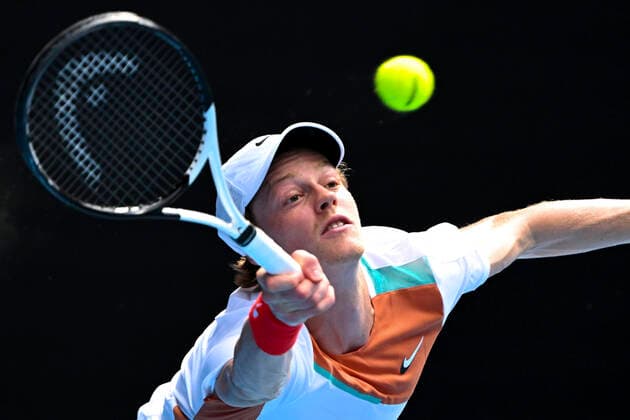 TENNIS AUSTRALIAN OPEN, Jannik Sinner of Italy plays a shot during his Men?s quarterfinal match against Stefanos Tsitsipas of Greece on Day 10 of the Australian Open, at Melbourne Park, in Melbourne, Wednesday, January 26, 2022. ( NO ARCHIVING, EDITORIAL USE ONLY, NO USE IN BOOKS WITHOUT CONSENT MELBOURNE VIC AUSTRALIA  Copyright: xDAVExHUNTx 20220126001617233397